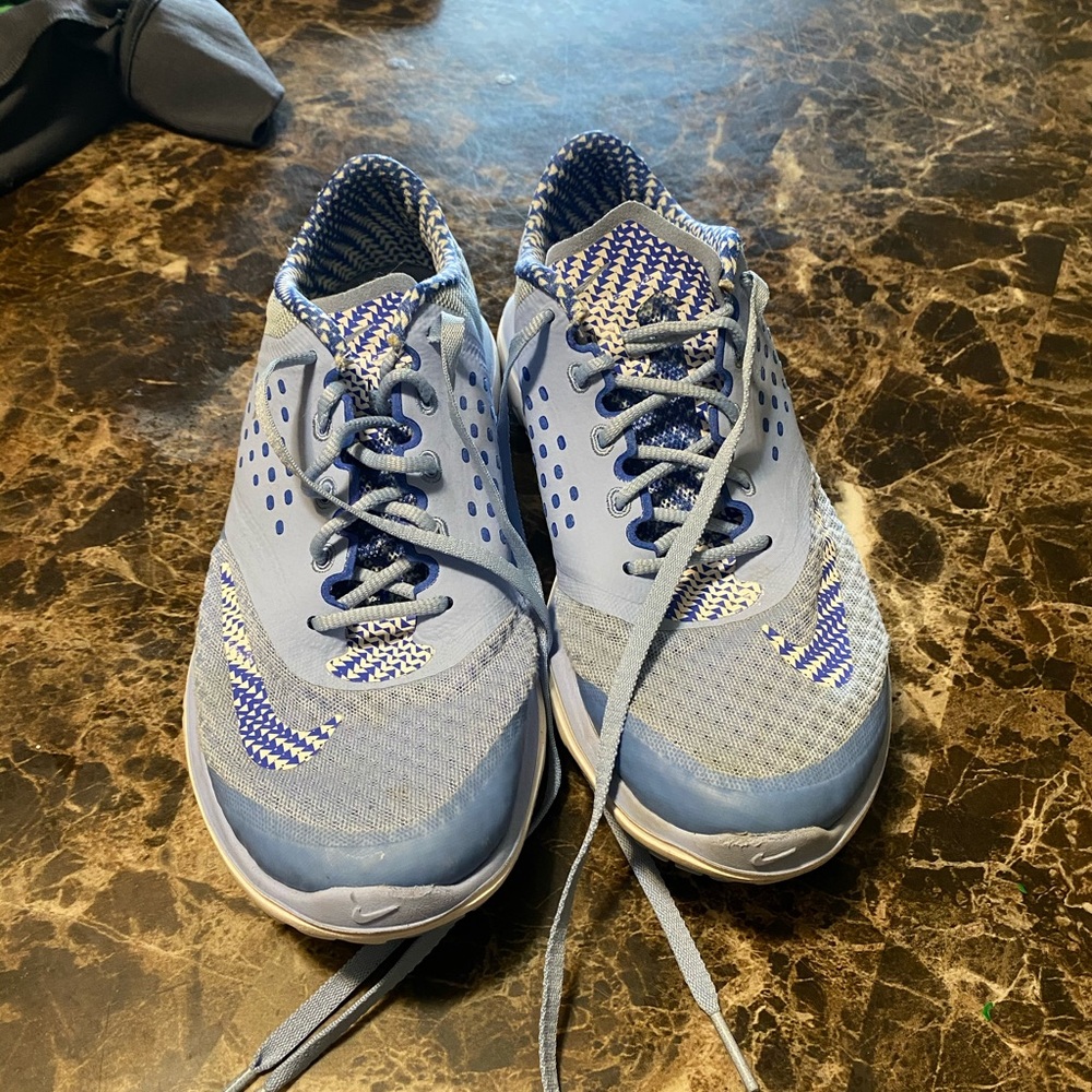 size 9 Nike Tennis Shoes